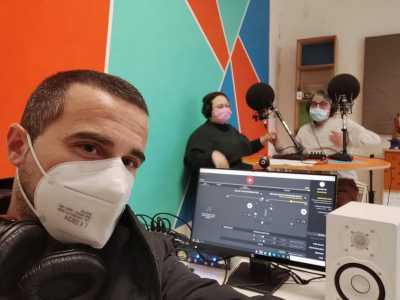 ... un computer collegato a un mixer nell�angolo a destra e varie cuffie a disposizione
